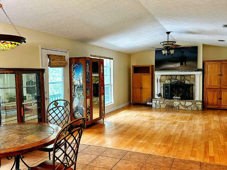 165 Moss Ave — Photo 4