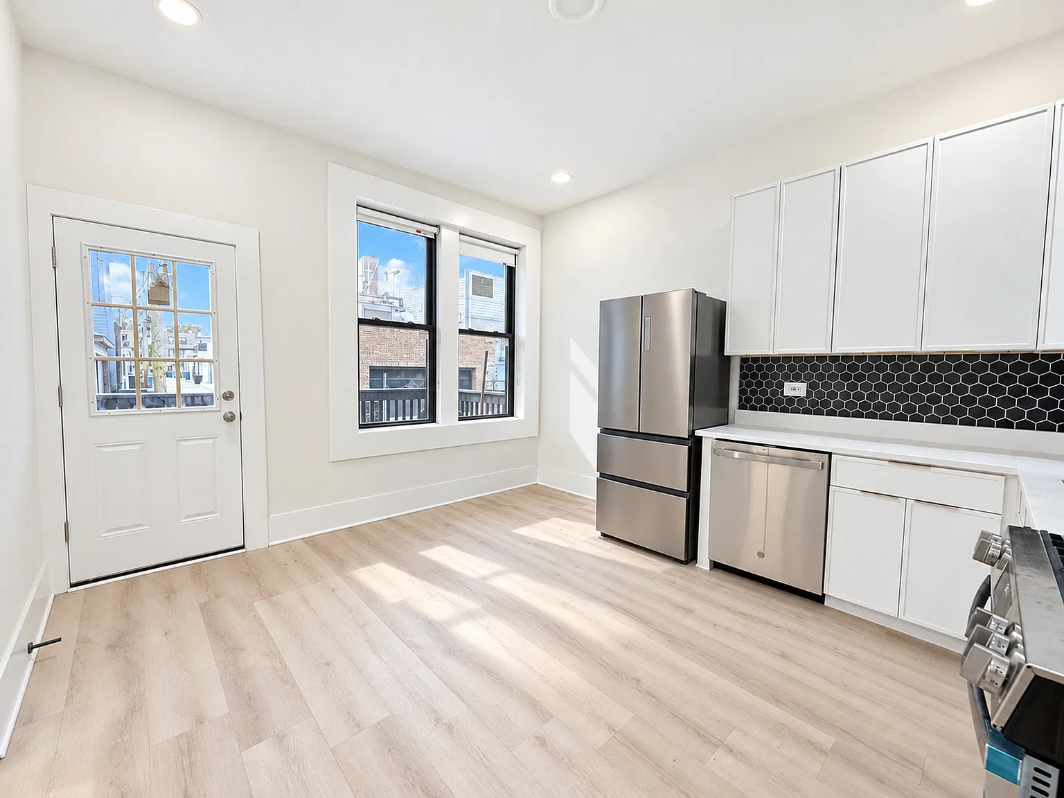 2 bed, 1100 sqft, $2,300 — Photo 2