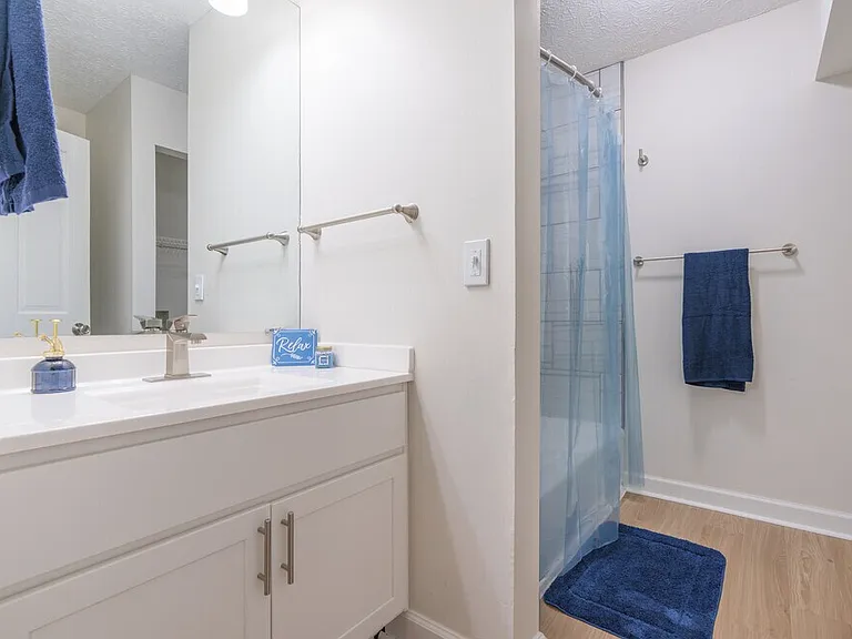 Lochwood Apartments — Photo 19