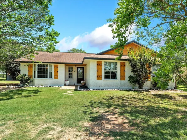 372 Hidden Oaks Dr, Elgin, TX 78621
