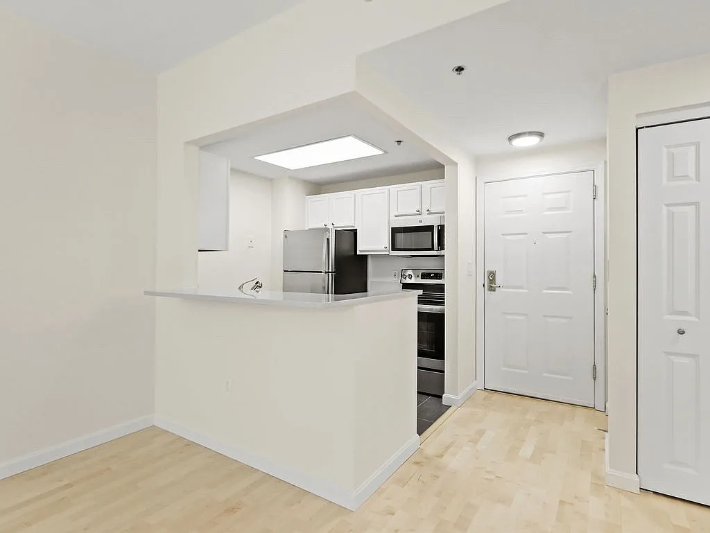 Studio, 531 sqft, $2,595 — Photo 3