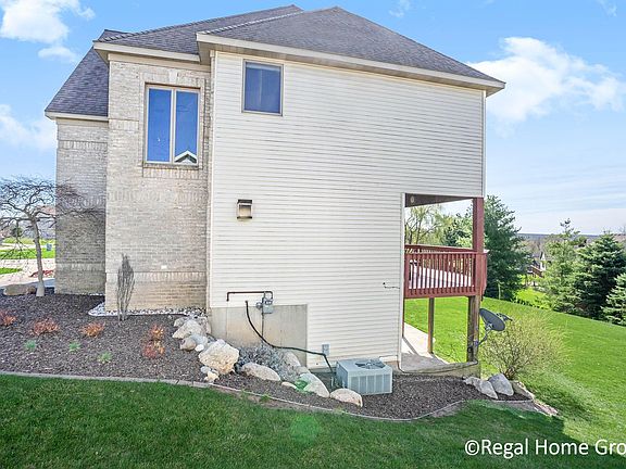 4th image of 926 River Rock Dr NE