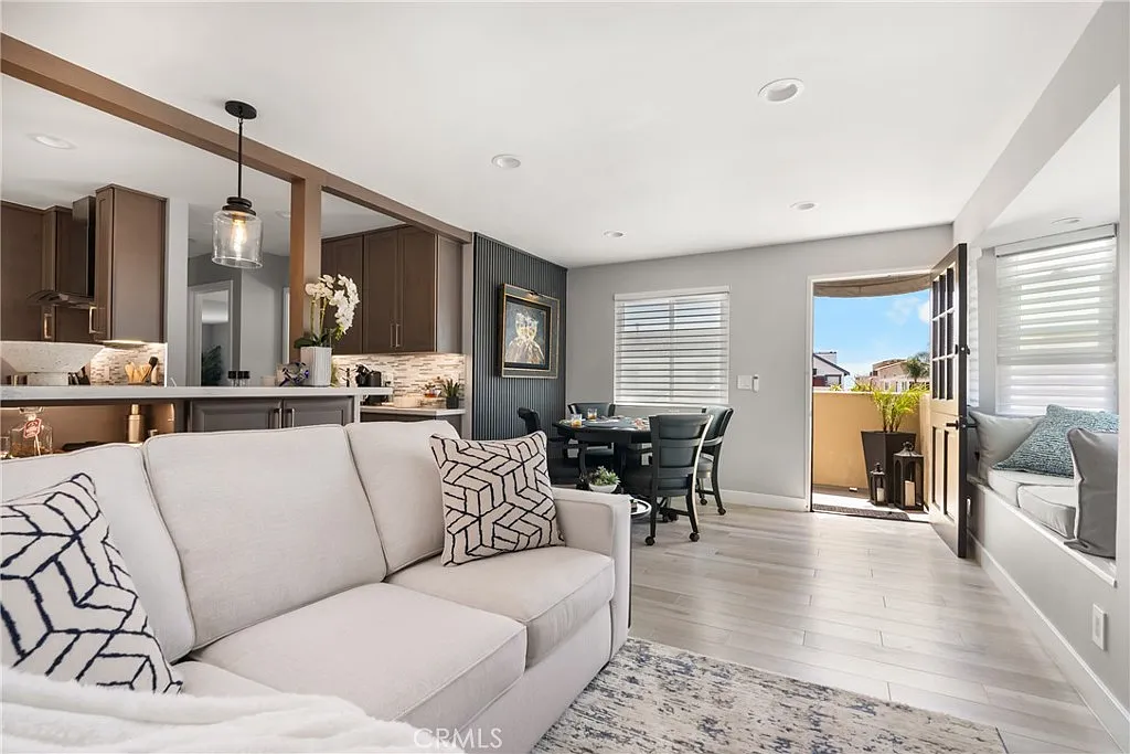 2 bed, 965 sqft, $5,350 — Photo 3