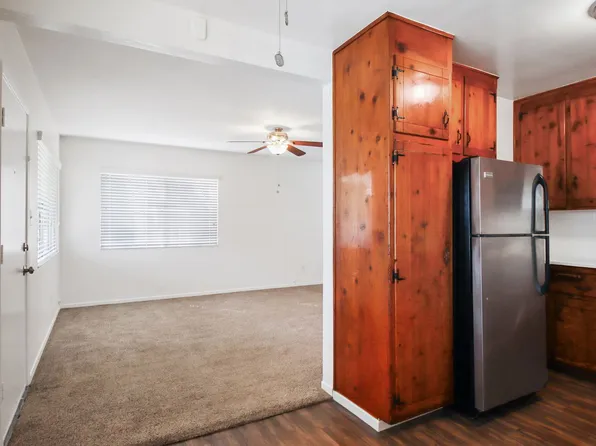 Ocean Beach/Point Loma: 2 BR in Ideal Location w/ 2 Parking Spaces