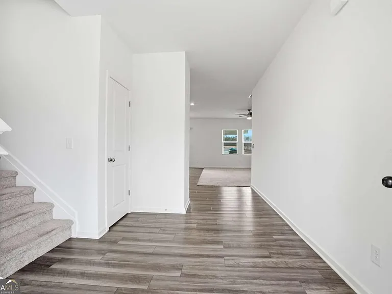 395 Knightsbridge Ln — Photo 2