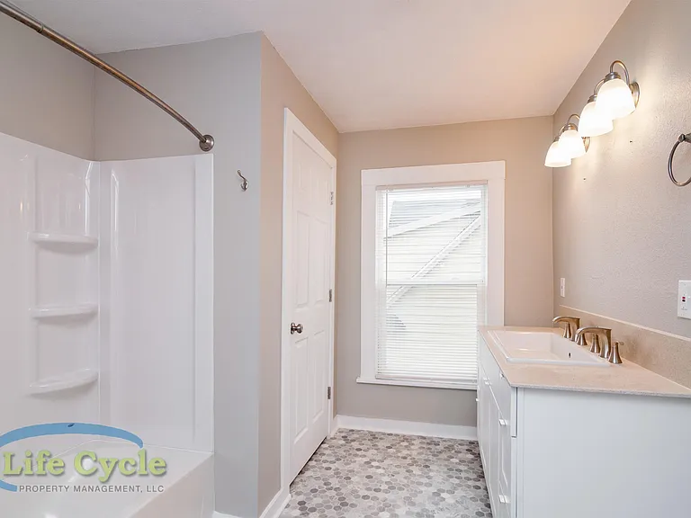 138 Travis St NE — Photo 7