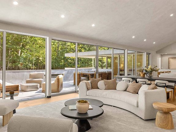 4th image of 8 N Cape Ln