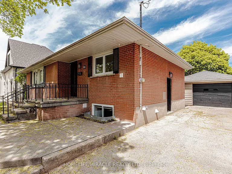 563 Taplow Cres — Photo 2