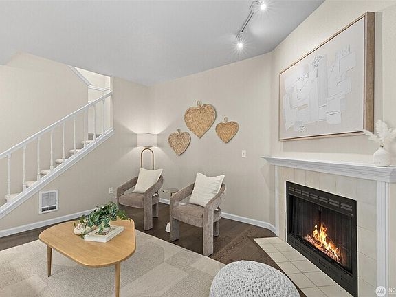 3rd image of 10909 Avondale Rd NE APT R170