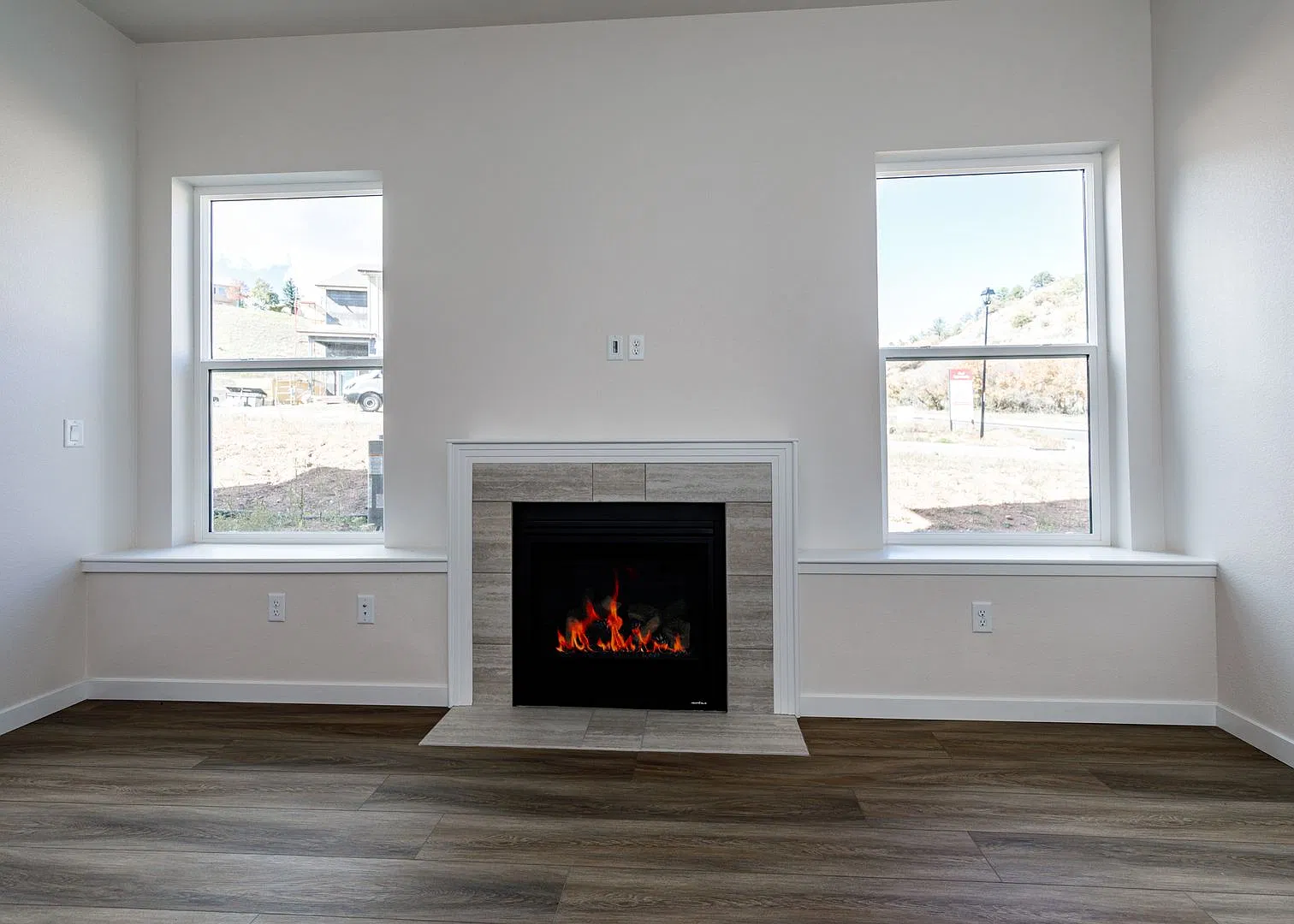 Brand New| Luxury 3-Bedroom Townhome | Stunning Views & Prime West Side Location — Photo 3