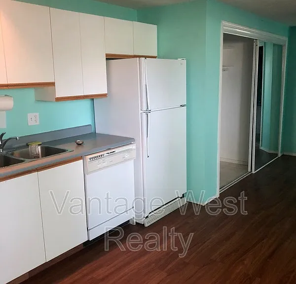 2433B Sexsmith Rd — Photo 2