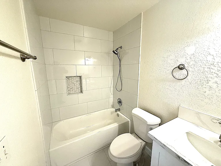 Upstaris full bath with tub/shower