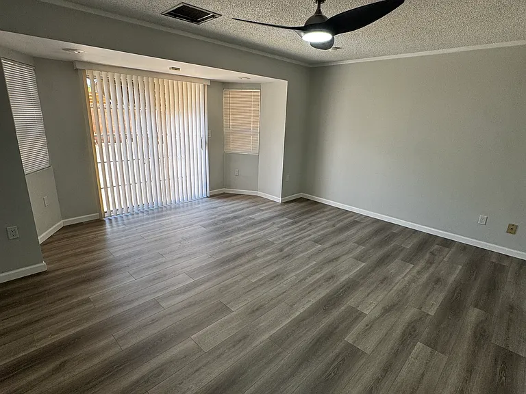 322 E Claremont St — Photo 8
