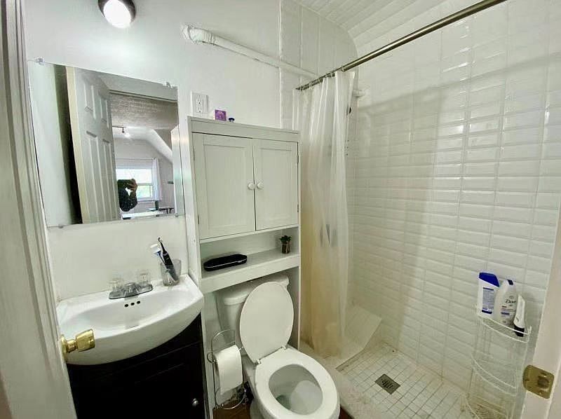 2nd image of 409 Huron St #301