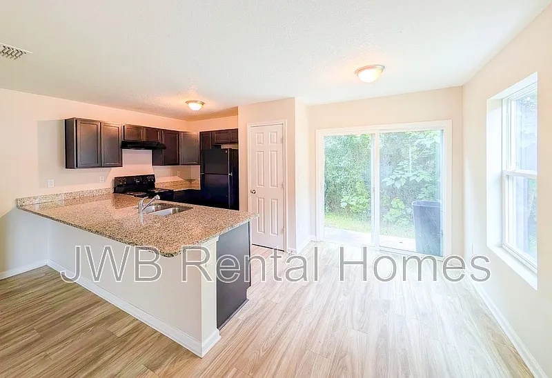 Cedar Hills — Photo 3