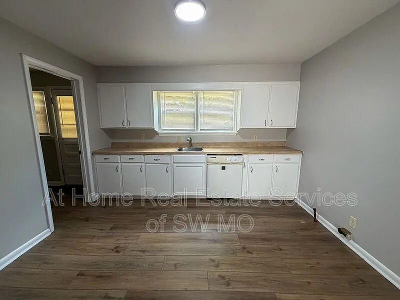 3 bed, 1.0 bath, 1192 sqft, $1,230 — Photo 4