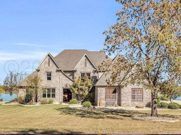 405 Prairie Waters Dr, Columbus, MS 39701