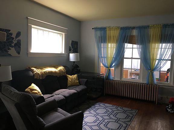 3rd image of 591 Geranium Ave E