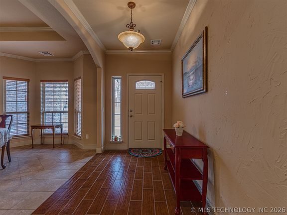 5th image of 1104 N Scott Ave