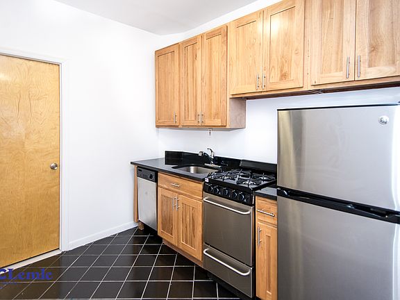 3rd image of 215 E 88th St #5RE