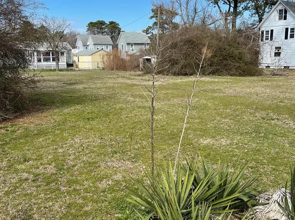 1111 Circle Dr, Chincoteague Island, VA 23336