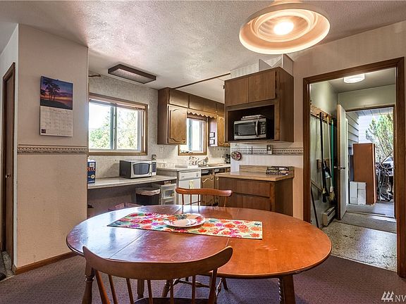 5th image of 2824 Saint Clair St