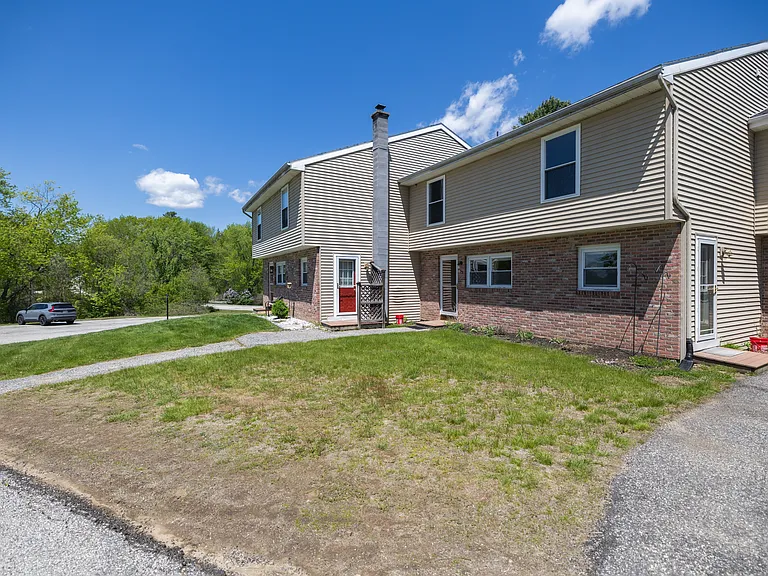 73 Millbrook Ln — Photo 2
