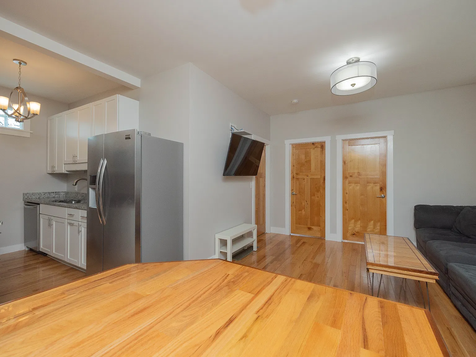 827 E University Ave — Photo 2
