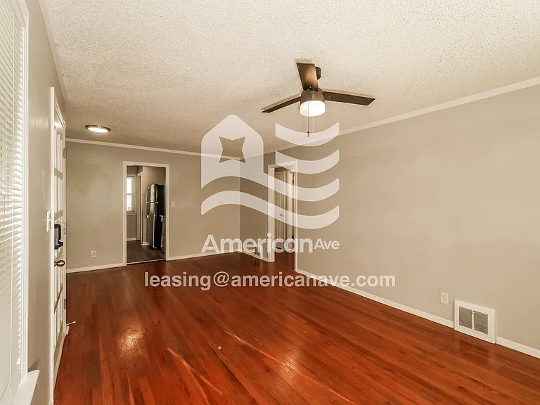 1002758_005_living_room_5.jpg
