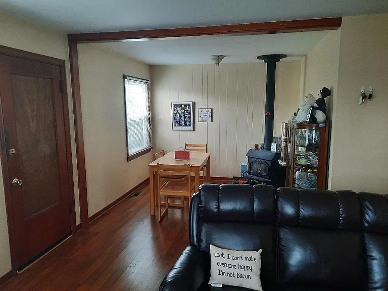 1889 NE Pacific Ave — Photo 2