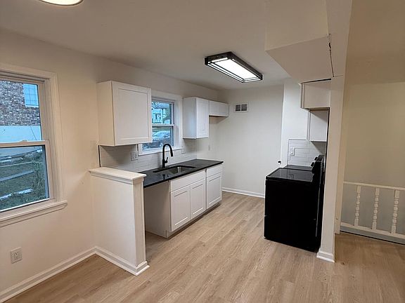 2nd image of 703 NW Cambridge Ct
