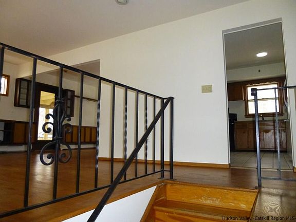 4th image of 21 Holland Ln