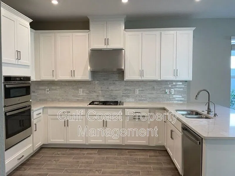 4 bed, 3.5 bath, 3000 sqft, $3,195 — Photo 3