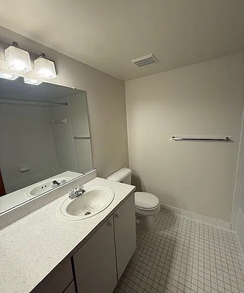 Lakeside Village Apartments — Photo 95