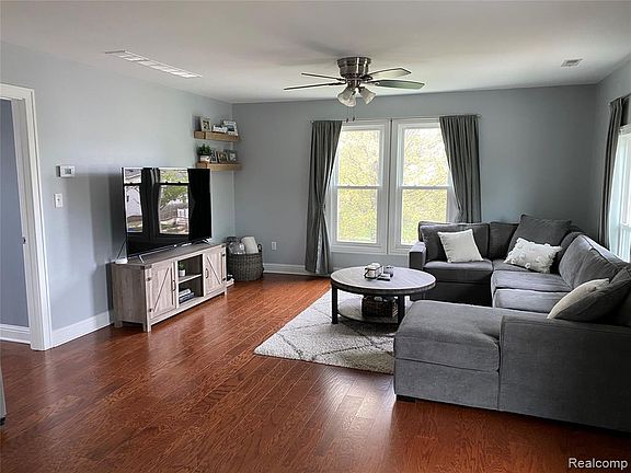5th image of 412 Starkweather St