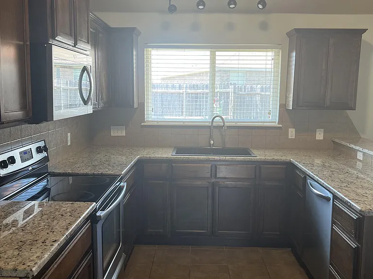 901 Greenfield Ave — Photo 10