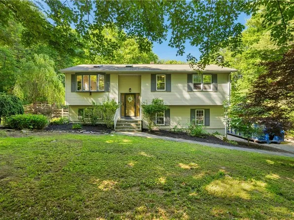 233 Old Oxford Rd, North Smithfield, RI 02896