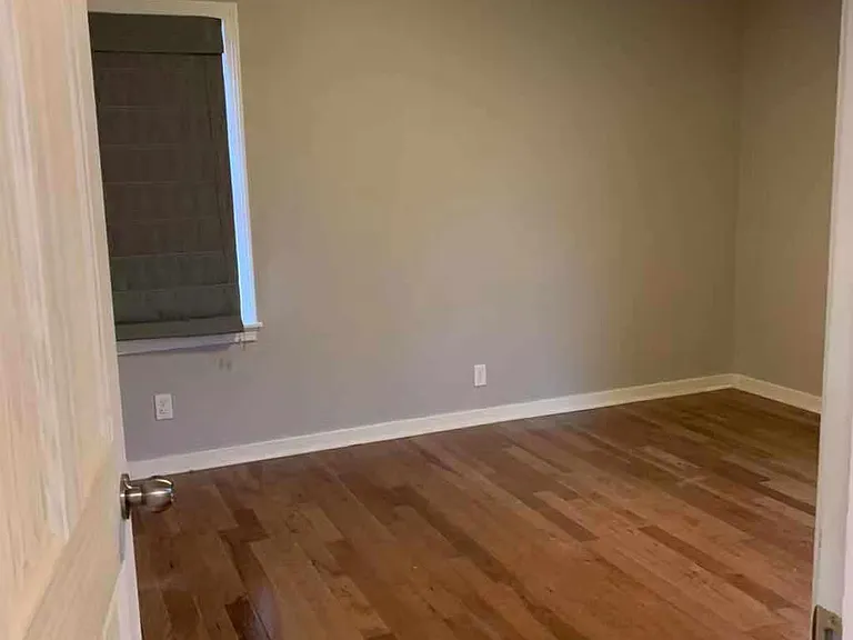 105 Mona Dr — Photo 2
