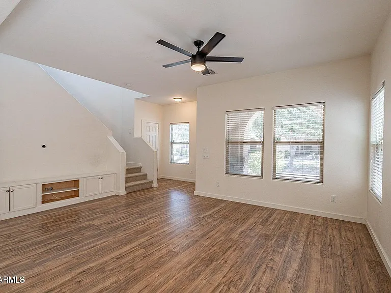 1061 S Hawk Ln — Photo 4