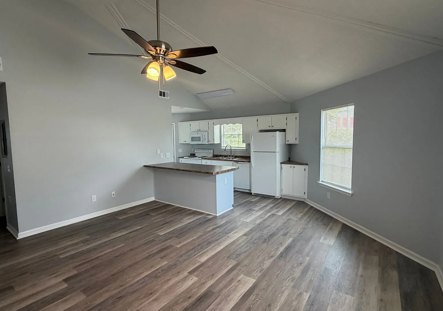 2 bed, 1.0 bath, 900 sqft, $1,200 — Photo 2