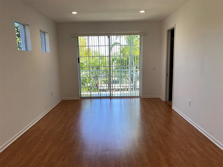 230 N G St — Photo 18