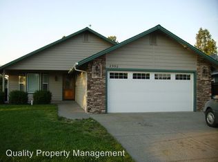2990 SW Ravenwood Dr, Grants Pass, OR 97527