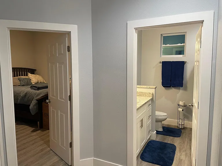 Hallway bathroom next to 2 other bedrooms