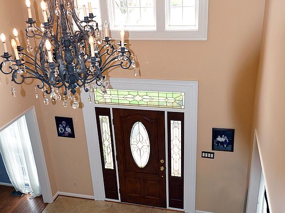 Soaring, 2-story foyer