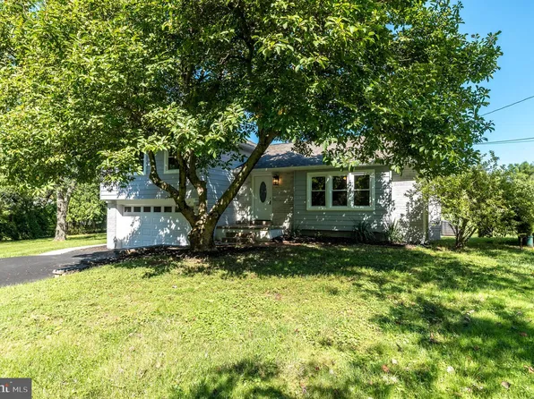 27 Pickwick Dr, Doylestown, PA 18901