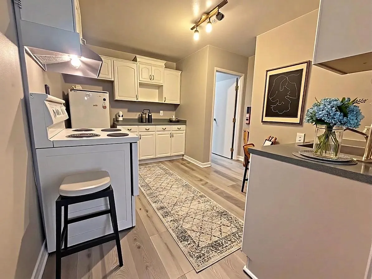 1459 Main Street West Hamilton — Photo 3