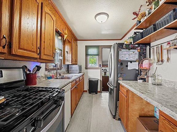 5th image of 1036 Tyler Ave