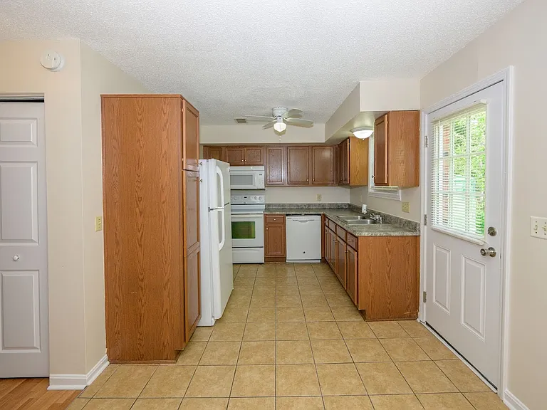 300 Berkley Ct #8 — Photo 5