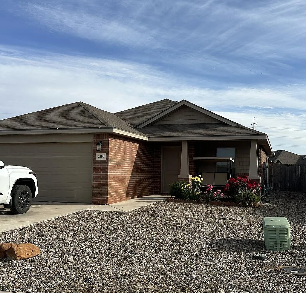 3 bed, 2.0 bath, 1468 sqft, $2,400 — Photo 2