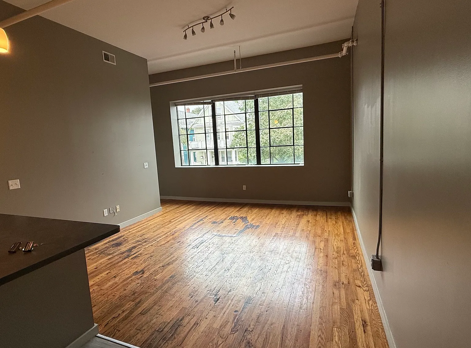 2 bed, 1.5 bath, 1002 sqft, $1,300 — Photo 2